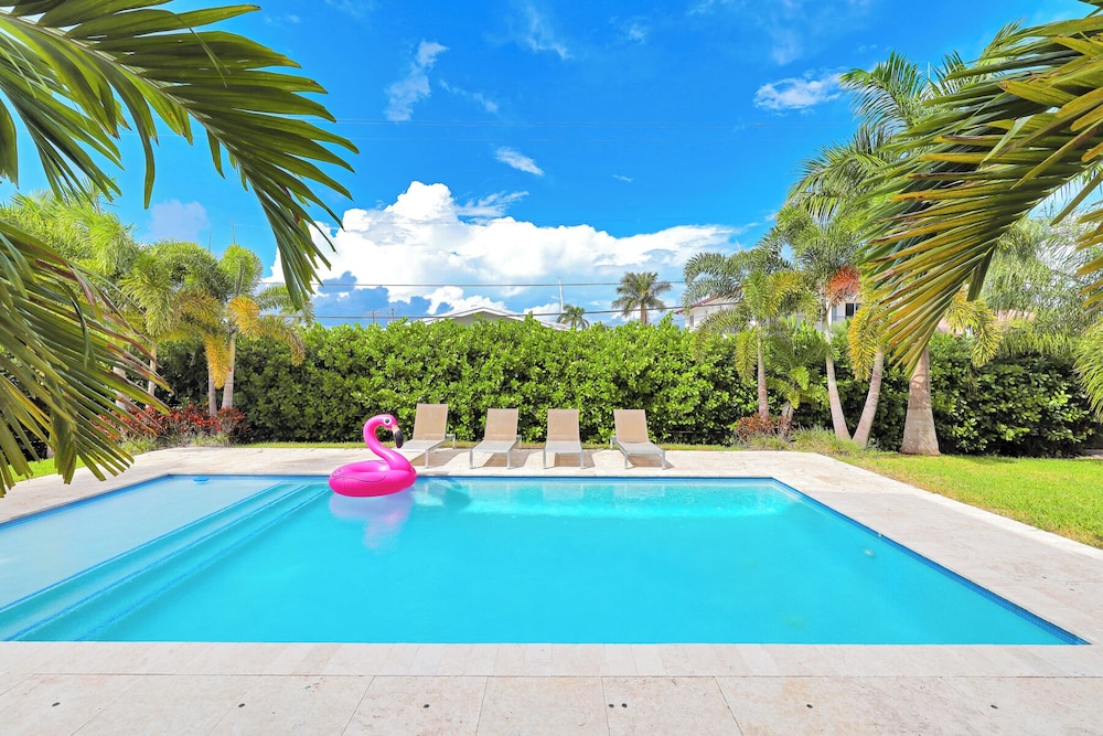Luxurious Beach Retreat w/ Heated Pool&basketball