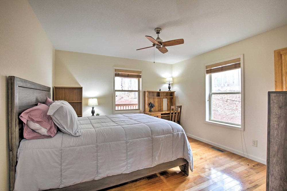 Cozy Hayesville Retreat w/ Deck & Mtn Views! view 3
