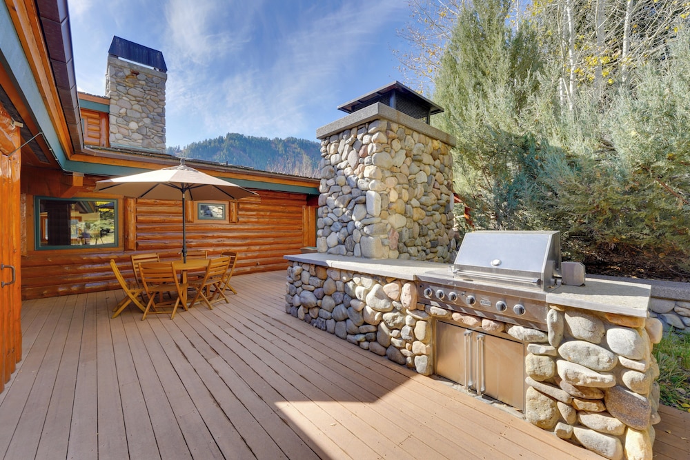Sun Valley Log Home w/ Hot Tub & Mtn Views!