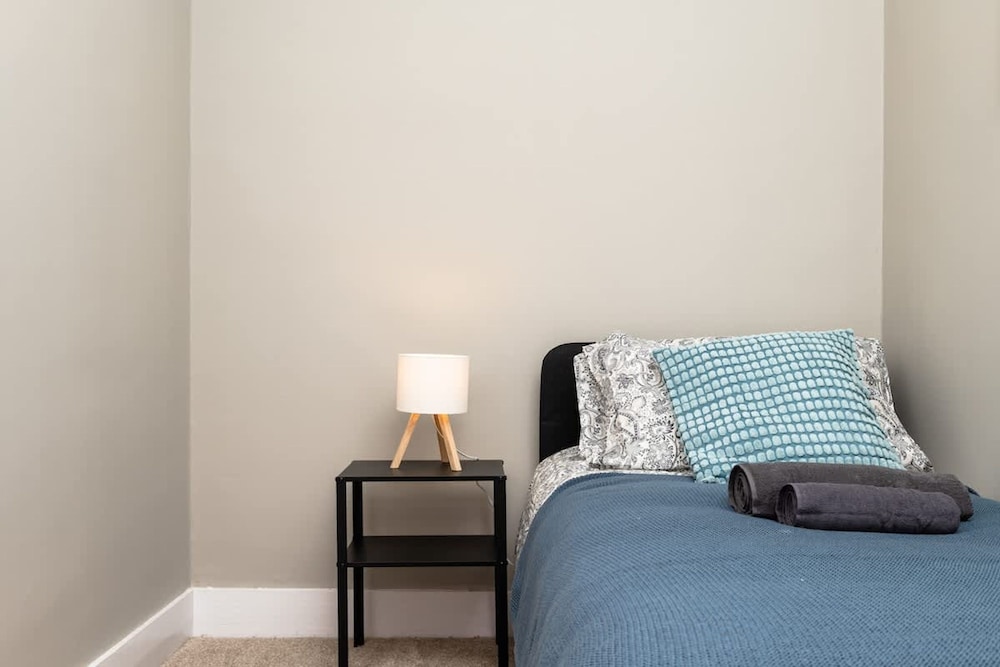 2 Bedroom Flat - Free Parking