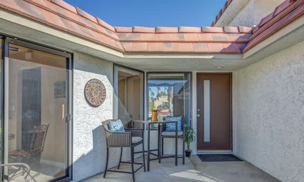 Stylish Condo With Golf Course Views