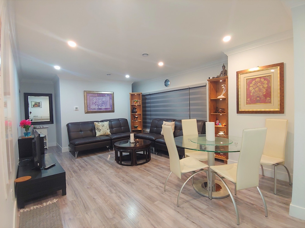 Sarla Villa Surrey - Image 1