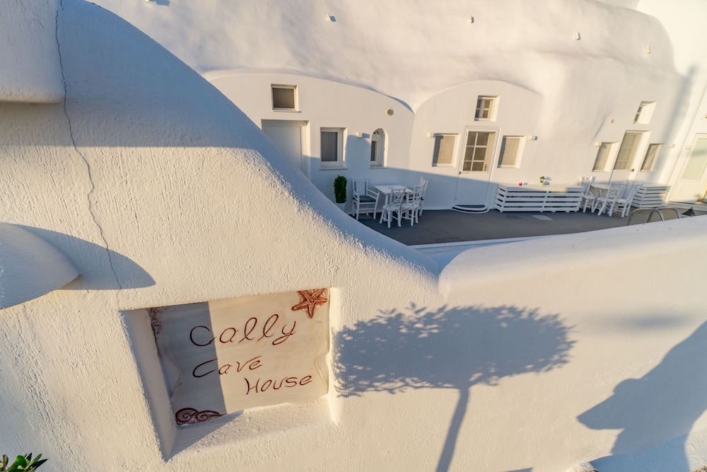 Santorini Sunsets Oasis