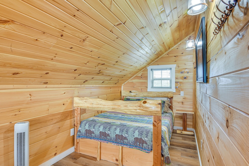 Covered Porch & Fire Pit: Cabin in Richland