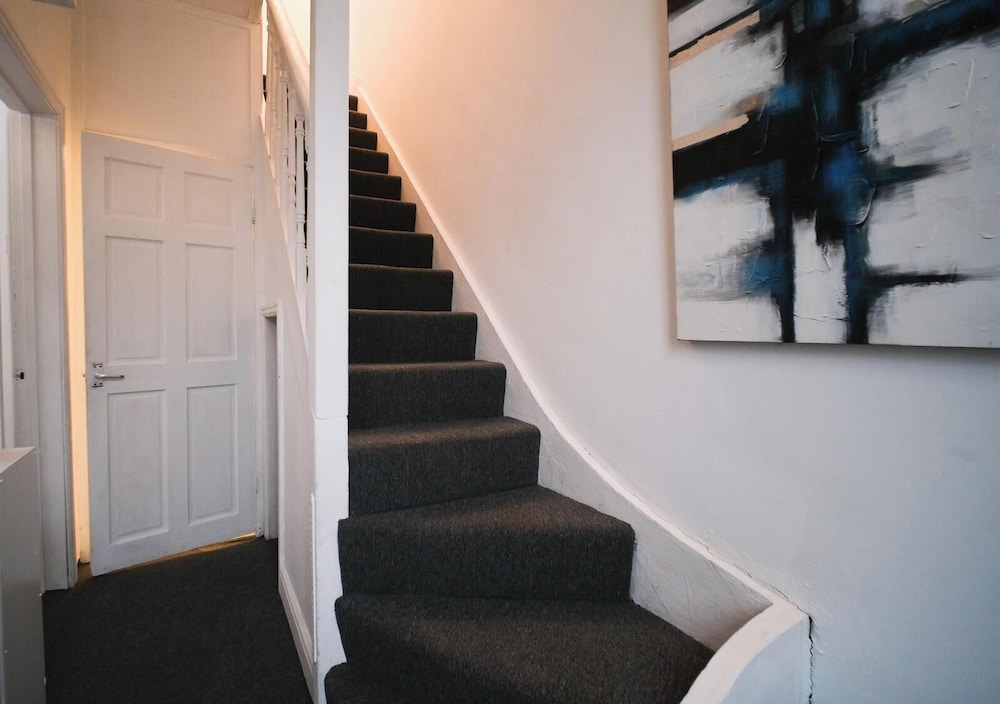 4 Bed House Sleeps 7-free Parking- Contractors