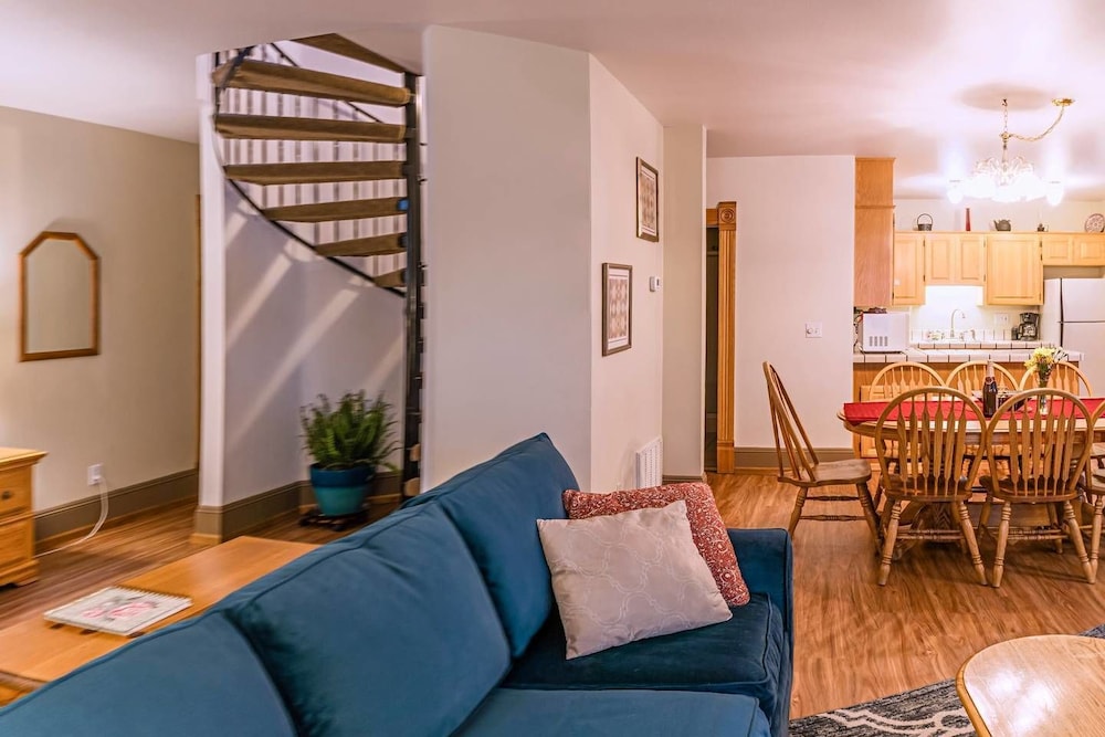 Ashland Vacations - Oak Sherwin House Near OSF - Property Image 9