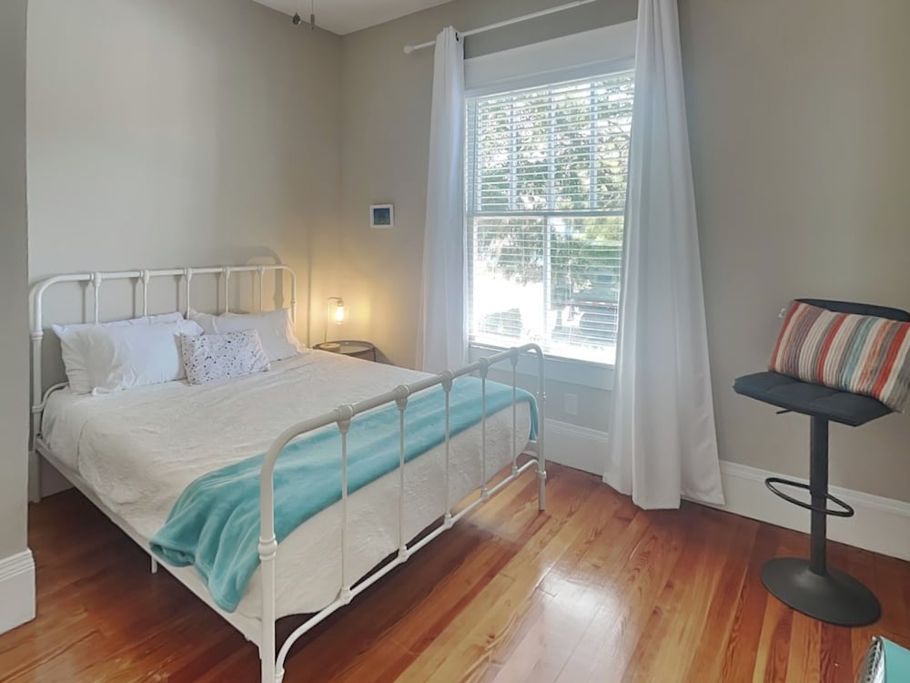 Sealy Street Duo by Ryson Vacation Rentals