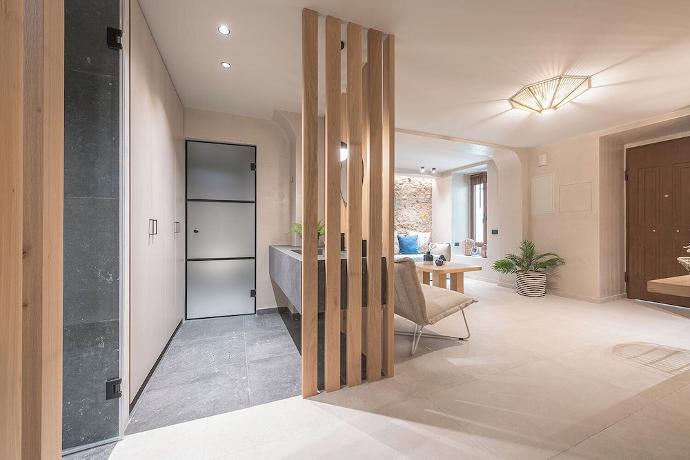 Apollonos 28 Luxury Suites