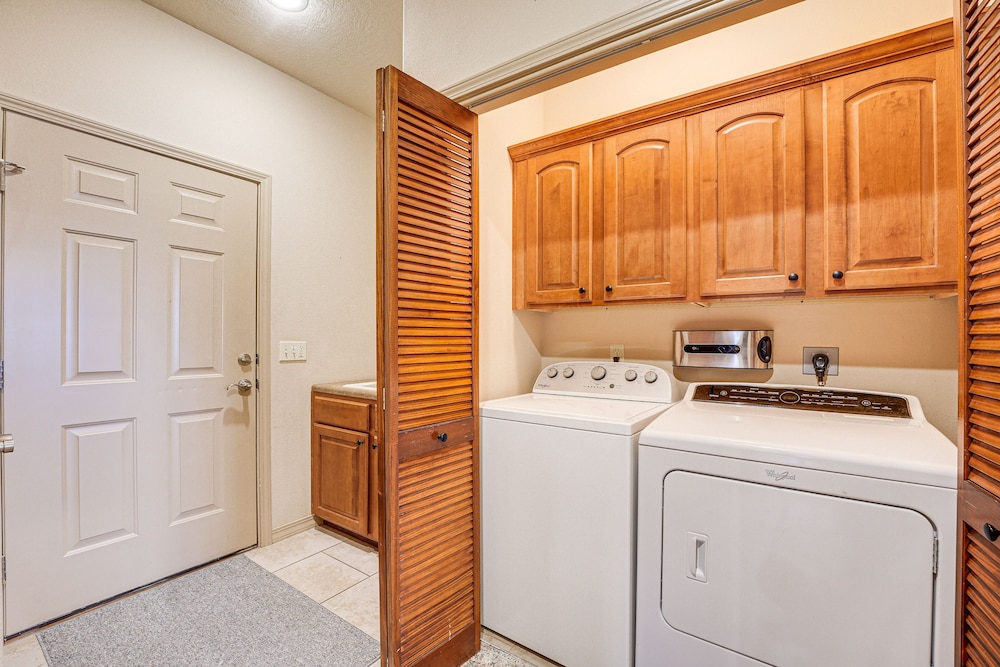 Relax Fireside: Branson West Gem w/ Hot Tub Access