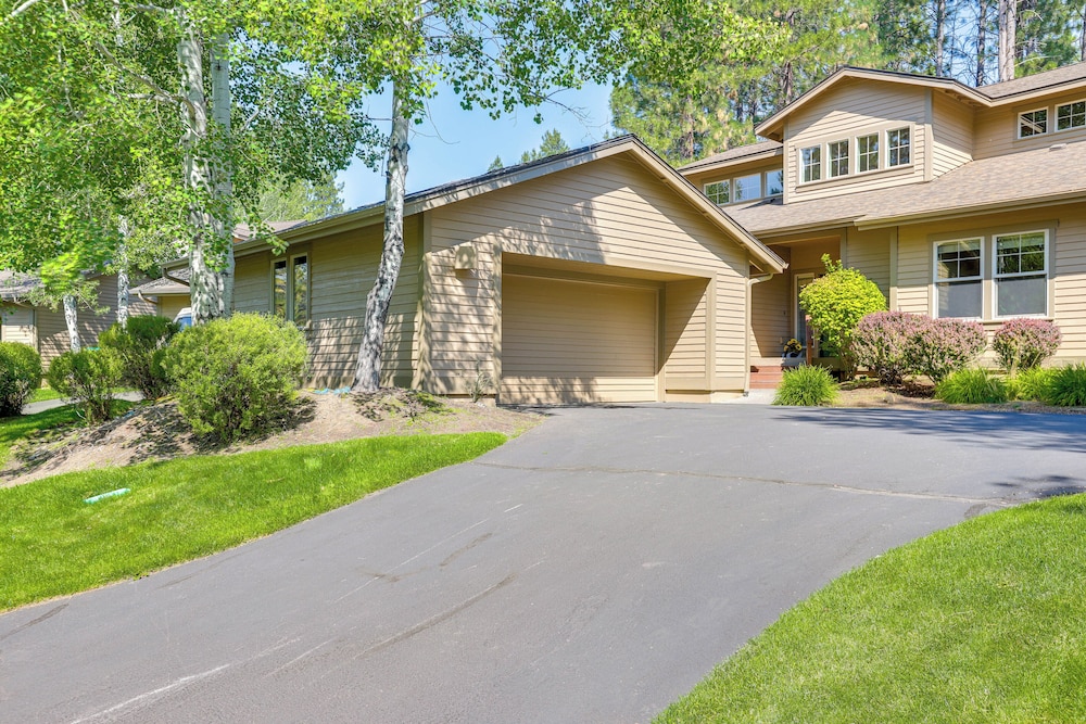 Bend Townhome w/ Grill: Near Golf, Hiking & Skiing view 2