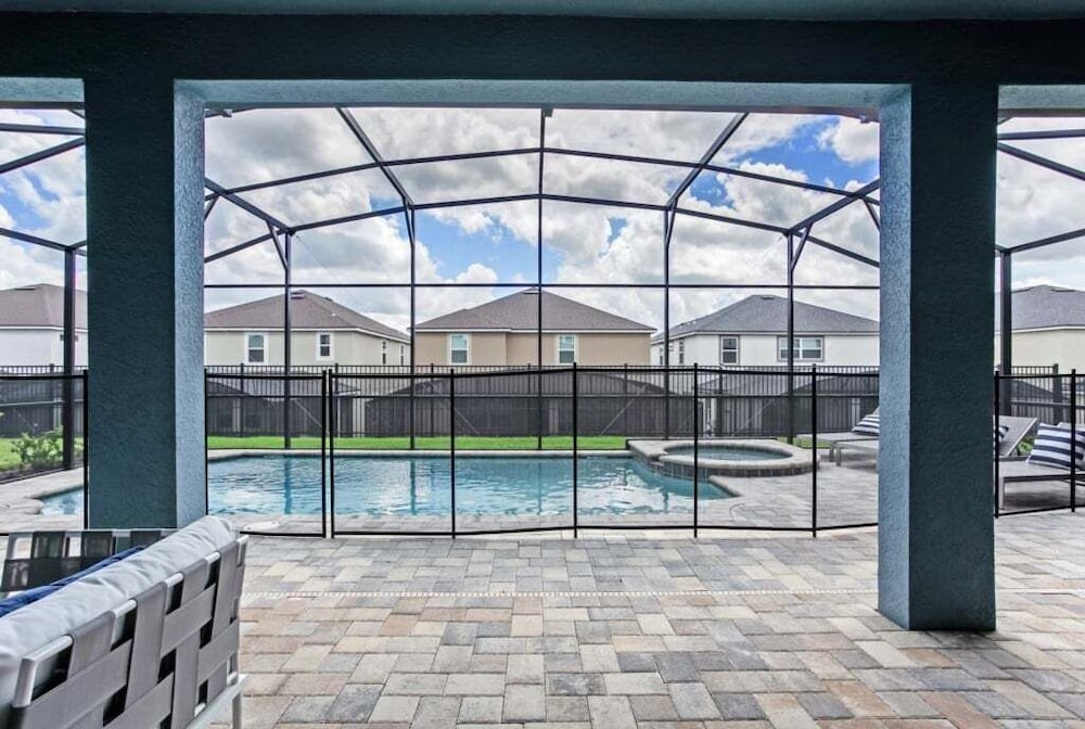 Luxury High Ceilings Pool, Spa Beautiful Home! 6 Bedroom Villa