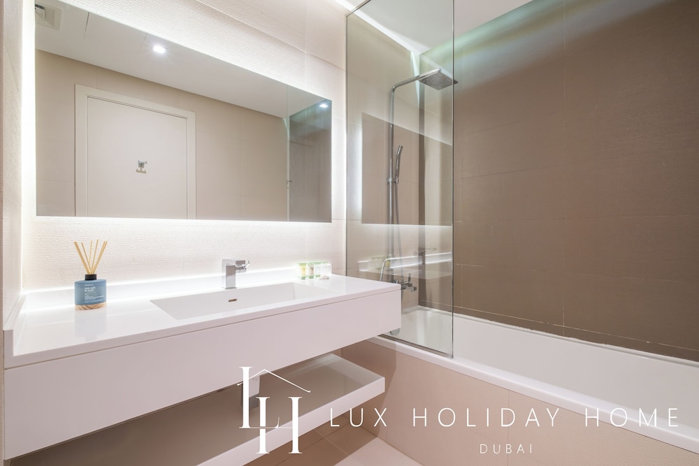LUX  The West Avenue Dubai Marina Suite