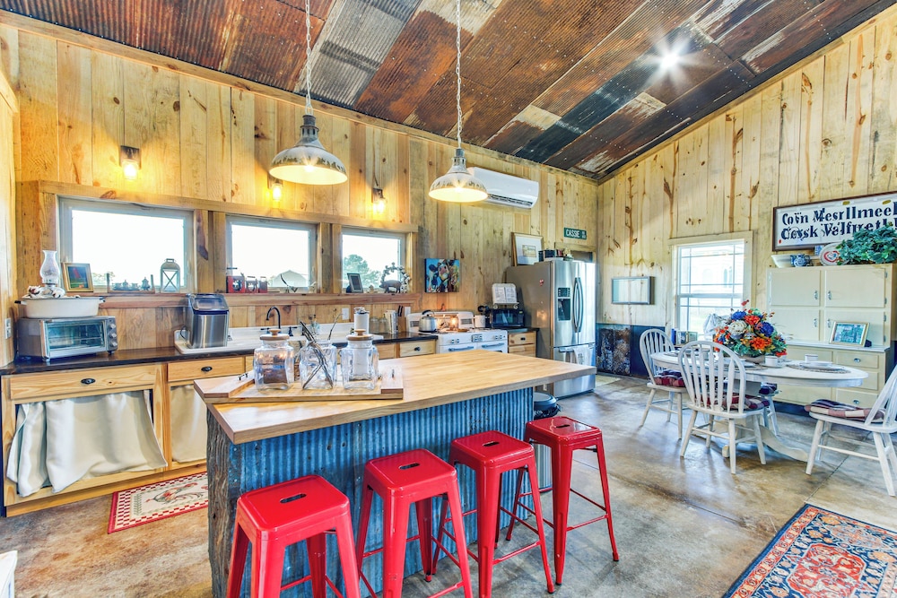 BBQ Ready: Farm-style Kinston Hideaway w/ Pool