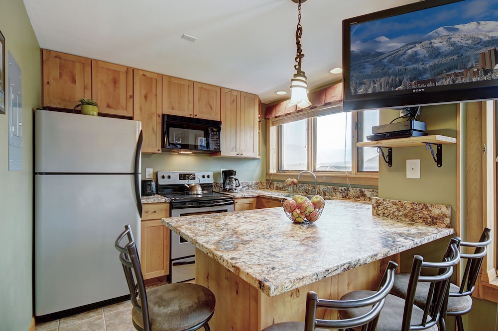 Ge At Breckenridge Peak 9 Inn, Liftside 403 Studio Bedroom Condo by RedAwning view 4