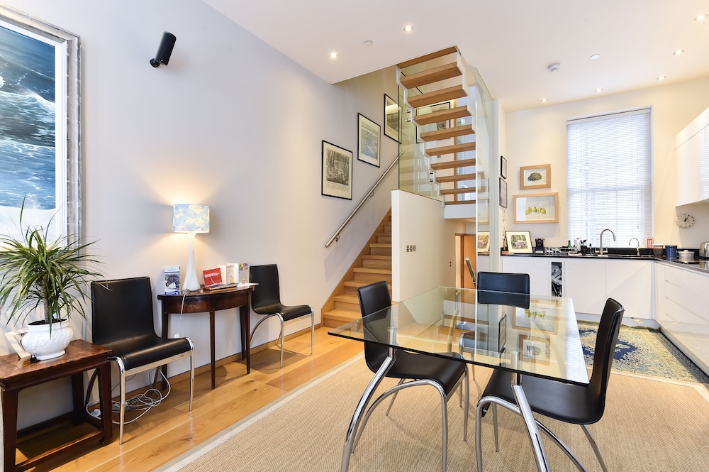 JOIVY Elegant 3 Bed Apt With Rooftop Terrace In Pimlico
