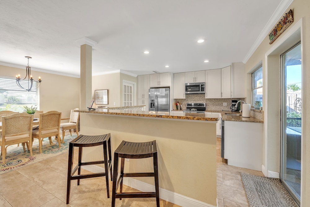 Beautiful Pool Home Near Siesta Key Beach 2 Bedroom Home