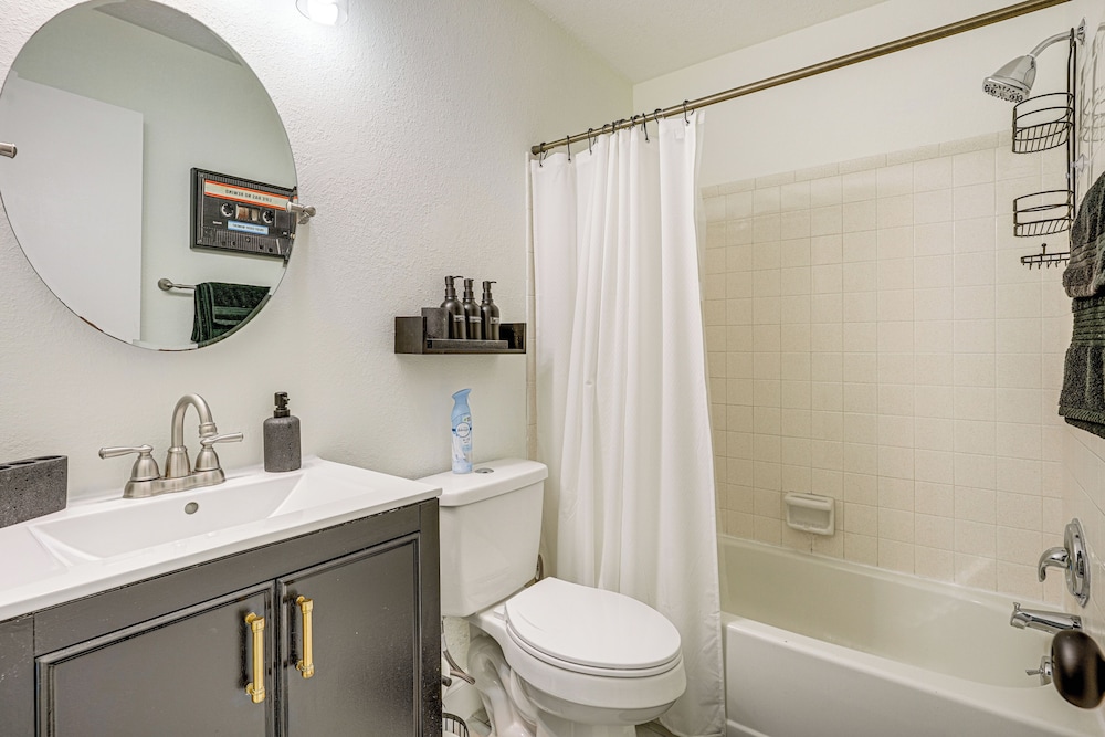Explore & Relax: Chic & Cozy Retreat in Lakeland!