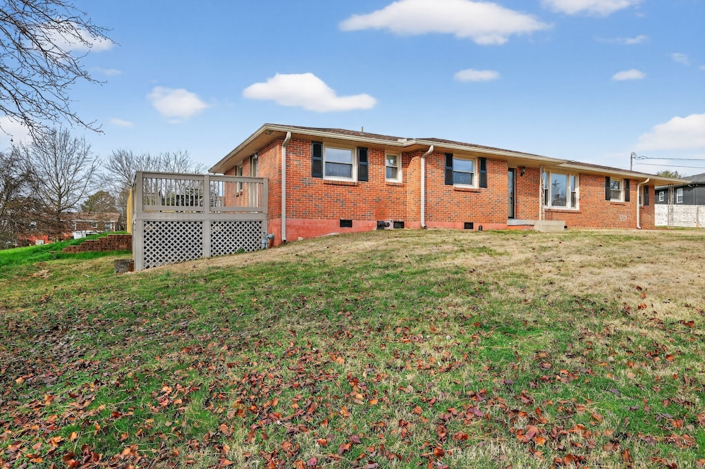 Quiet Retreat Near Opryland & Airport 4 Bedroom Home