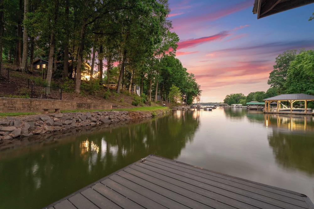 Cove's End by Avantstay Dock, Game Room, Fire Pit & Forest Views