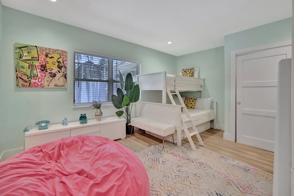 Seabreeze - 6BR Pool and Steps to Beach