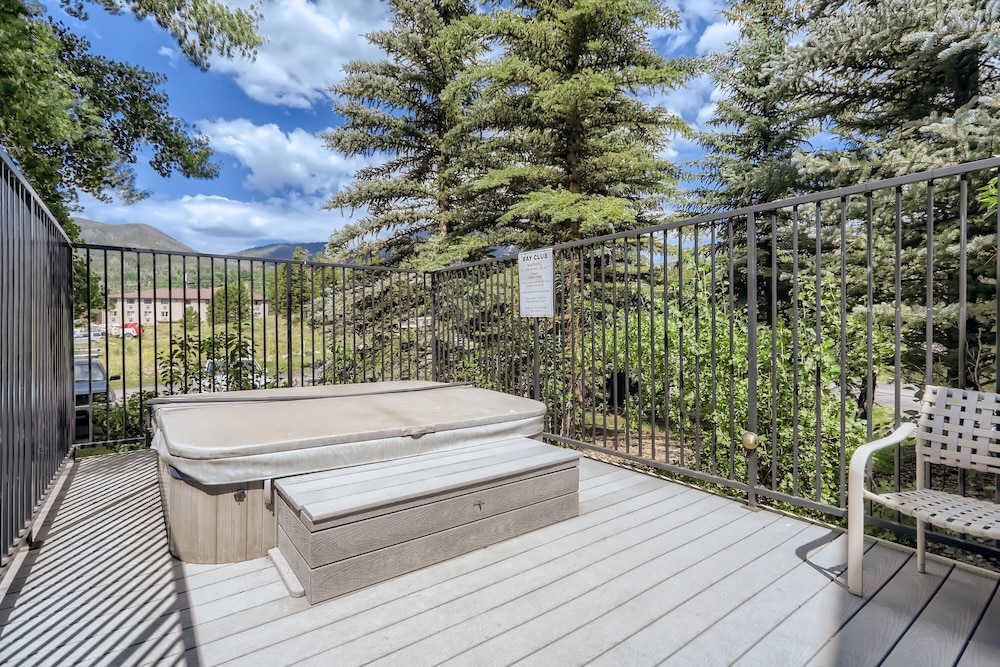 New Listing! Beautiful Frisco Condo With Lake Views! 2 Bedroom Condo by RedAwning