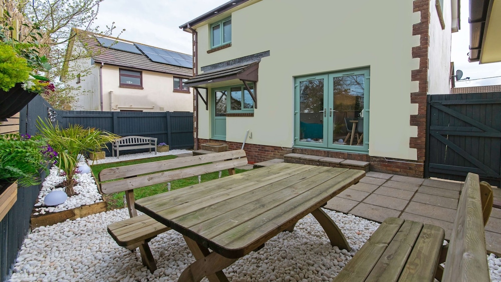 Oceanside Sleeps 6 Walk to Beach & Stylish view 2