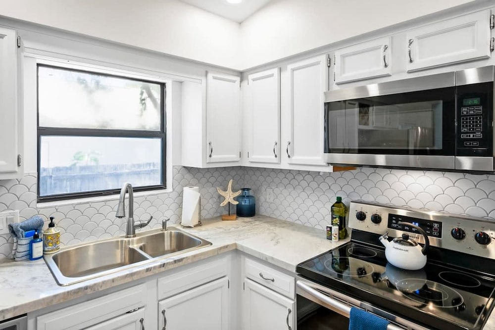 Walk to Beach BBQ Screened Patio Beach Gear