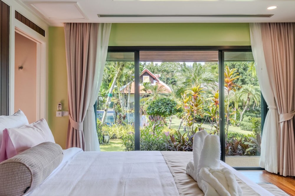 Famous Baan Bua Luxury Estate V238