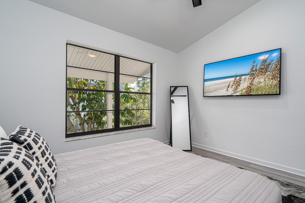 295 Ostego Dr - Gorgeous Bay Front Home 4 Bedroom Home by RedAwning