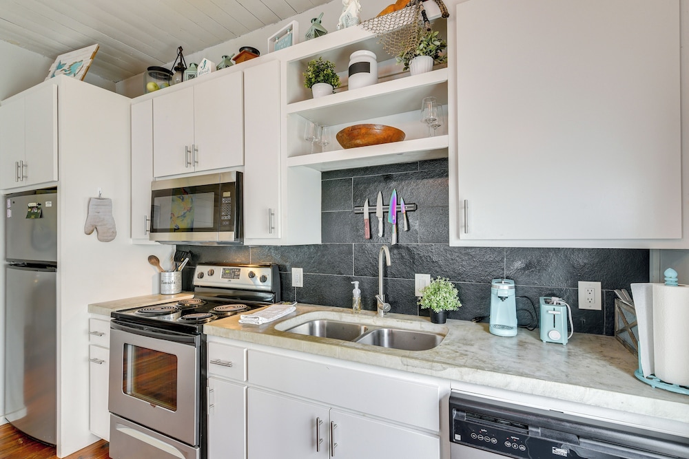 1 Mi to Dtwn: Home w/ Fenced Yard in Galveston!