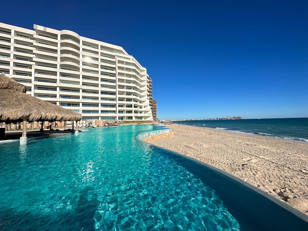 Beachtop Haven 2BR Condo at Iconic Sandy Beach