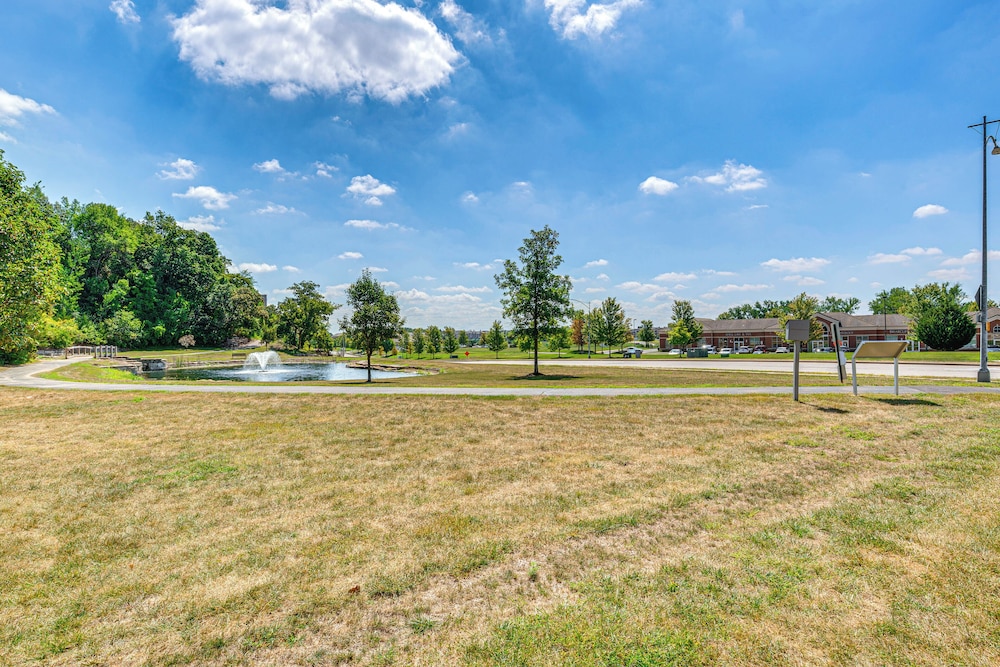 6 Mi to Cpkc Stadium: Convenient Kansas City Apt