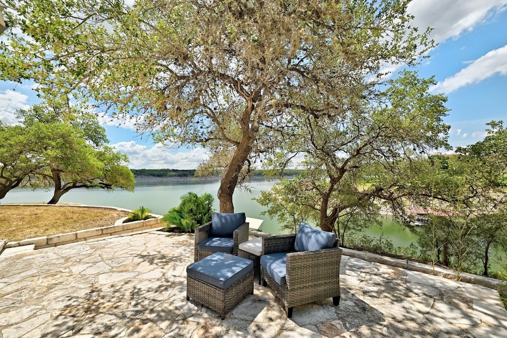 Luxury Lakefront Escape on Lake Travis