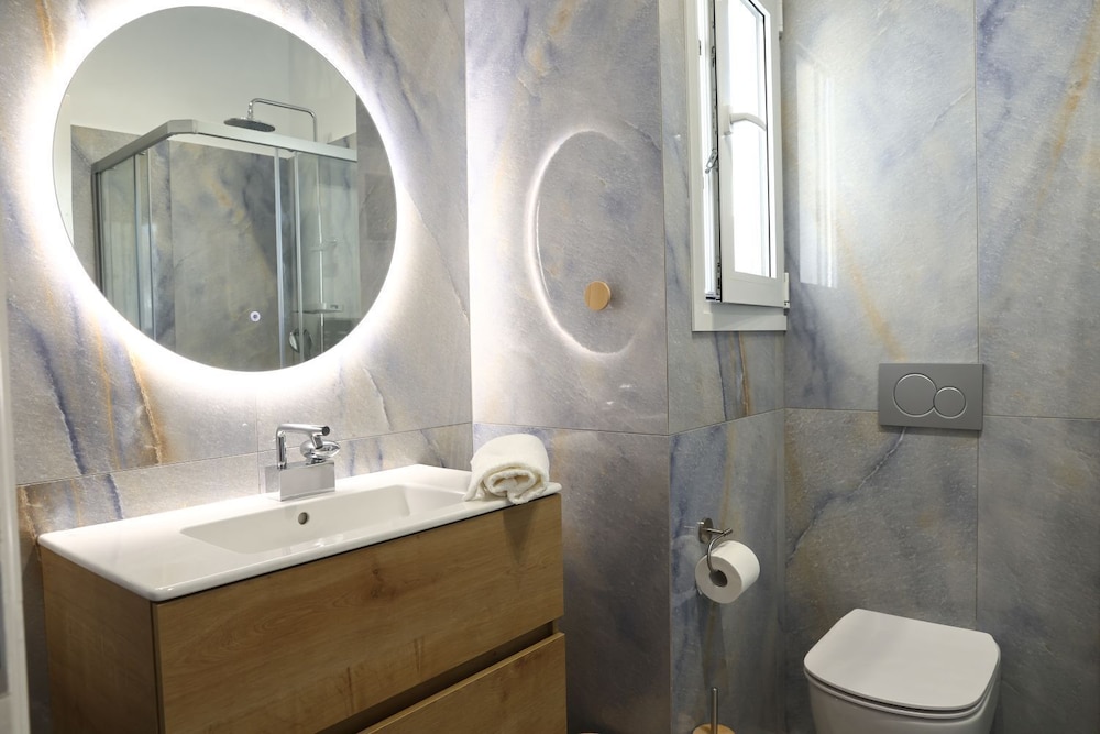 Serene & Stylish apt by GHH