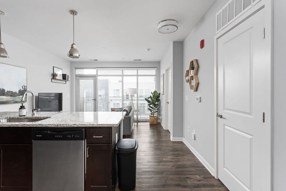 Cozysuites l Roomy 1BR Monument Circle Indy view 4
