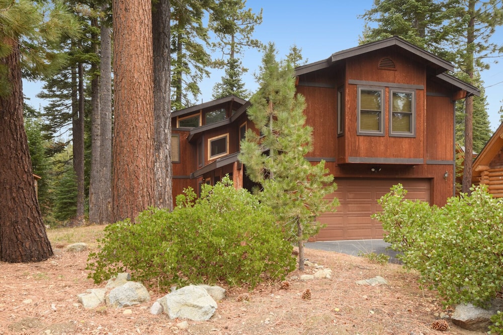 Lake Tahoe Treasure! Minutes From Beach & Skiing