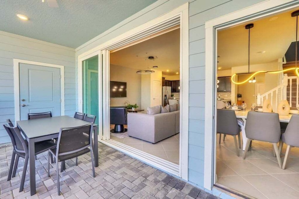 The Cutest Tonwhome & Private Splash Pool! 5 Bedroom Townhouse