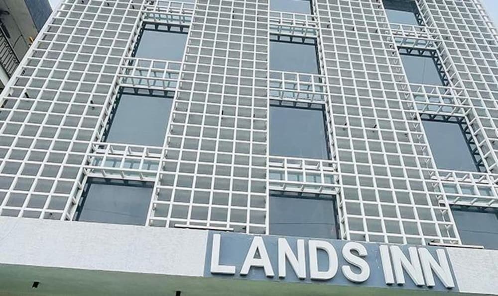 Fabhotel Lands Inn