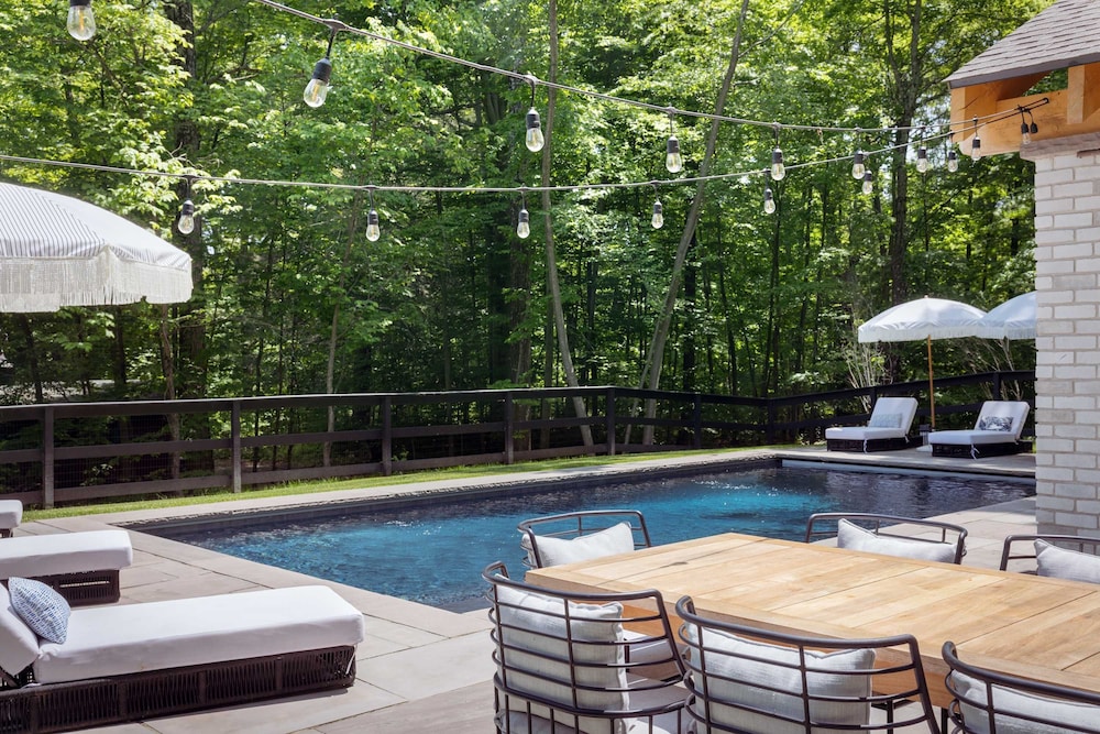 Luxury Private Estate w Pool Near Rhinebeck