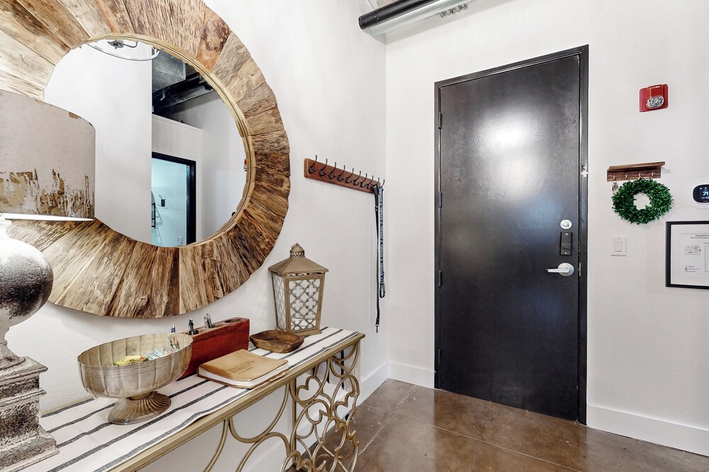 Luxe 1BR Downtown Loft in Historical Building