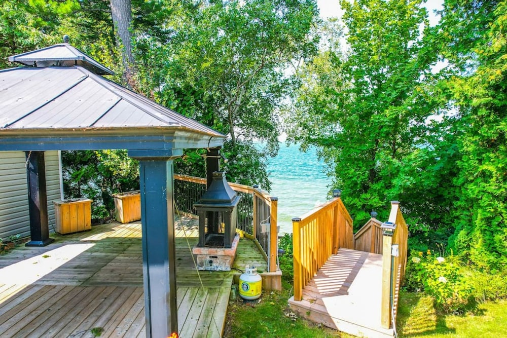Waterfront 4BR Cottage Boat Deck BBQ