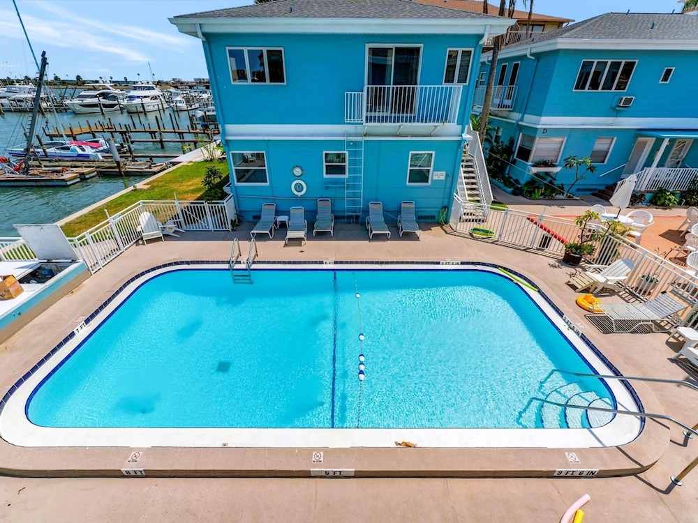 Beach 2 Blocks Away Heated Pool Waterview Suite