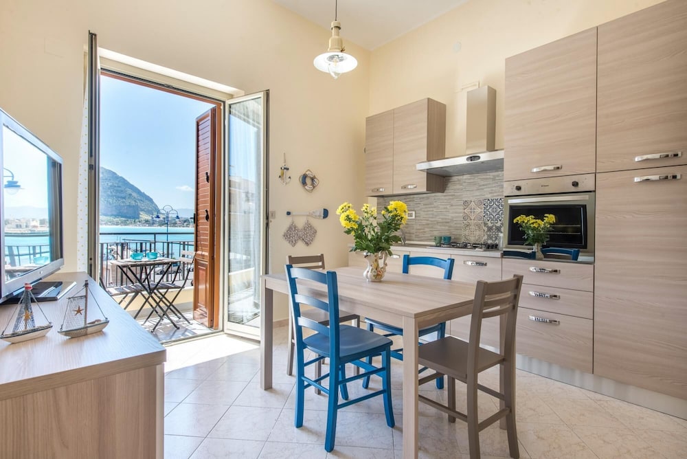 Casetta Vista Mare in Piazza a Mondello by Wonderful Italy view 4