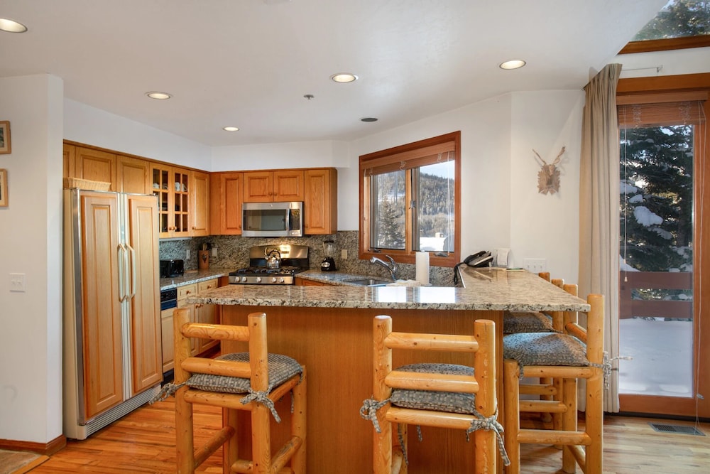 Ridge at Deer Valley Resort - Three Bedroom Condo with Hot Tub #16 3 Condo