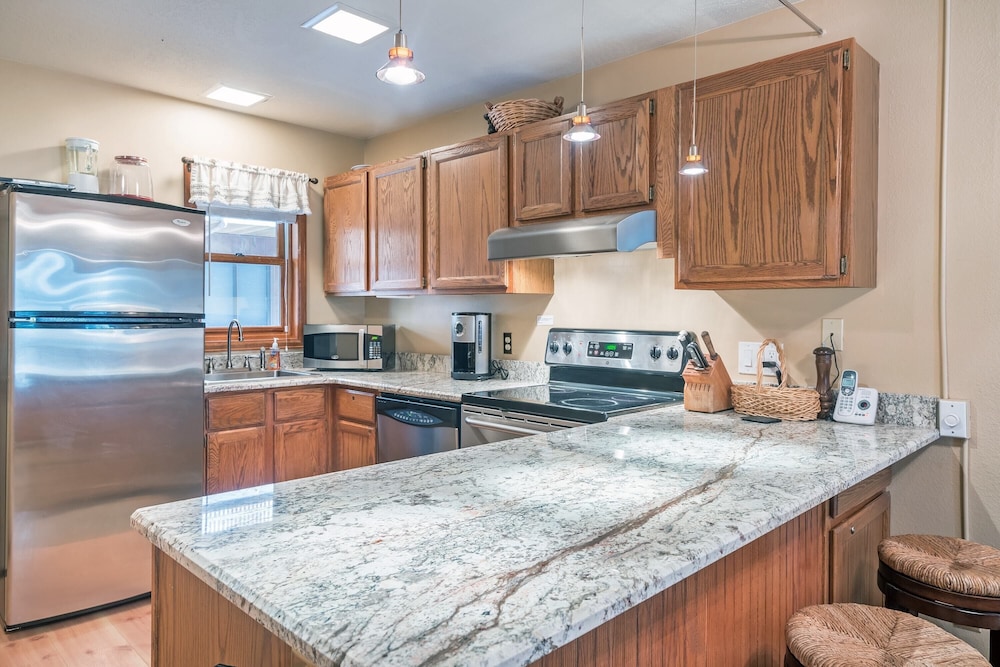 Ghostriders 5 by Avantstay 2 Bedroom Condo Near Main Street, Hiking & Skiing STR Permit #3571 view 3