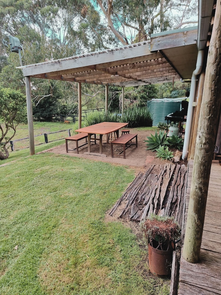 Rustic Country Lane Farmhouse in Lysterfield