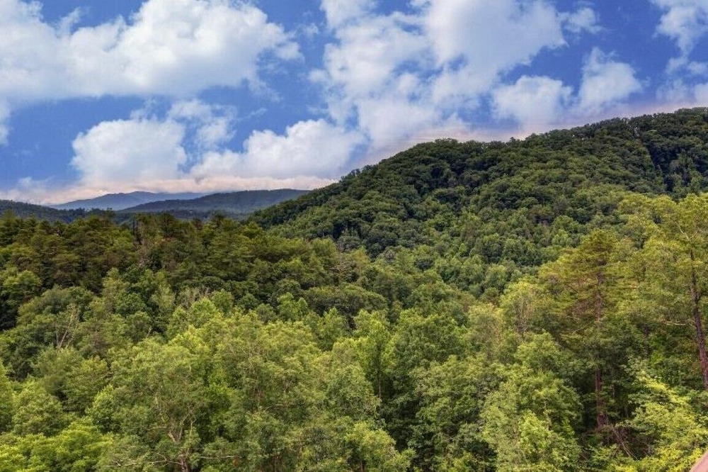 Rocky Top Lodge - 9 Bedrooms, 8 Baths, Sleeps 40 Home by Redawning