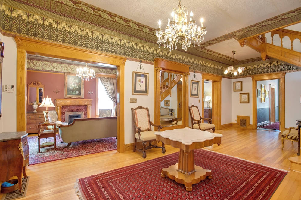 Victorian-style Cheesman Park Apt - 2 Mi to Dtwn