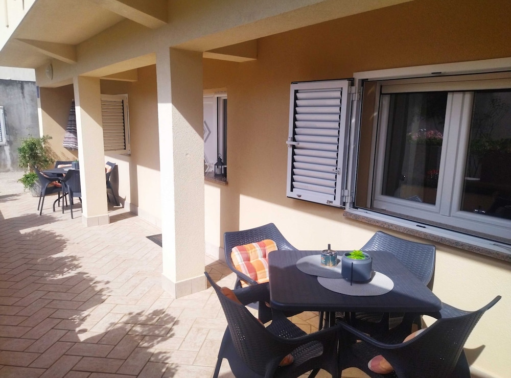 Charming One Bedroom Apartment Povljana