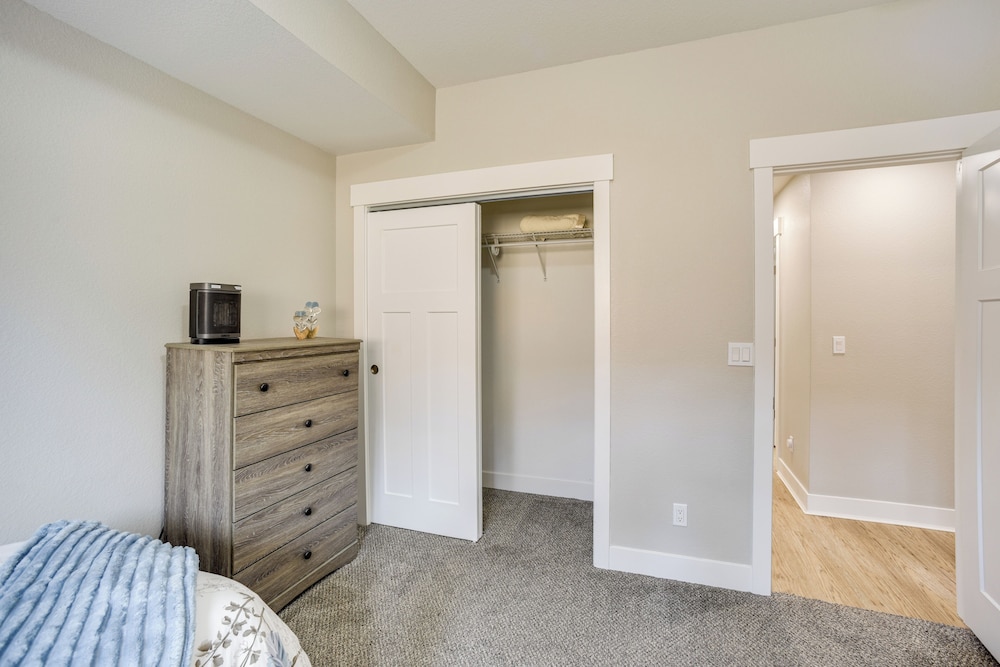 Dtwn Woodland Park Townhome w/ Covered Deck
